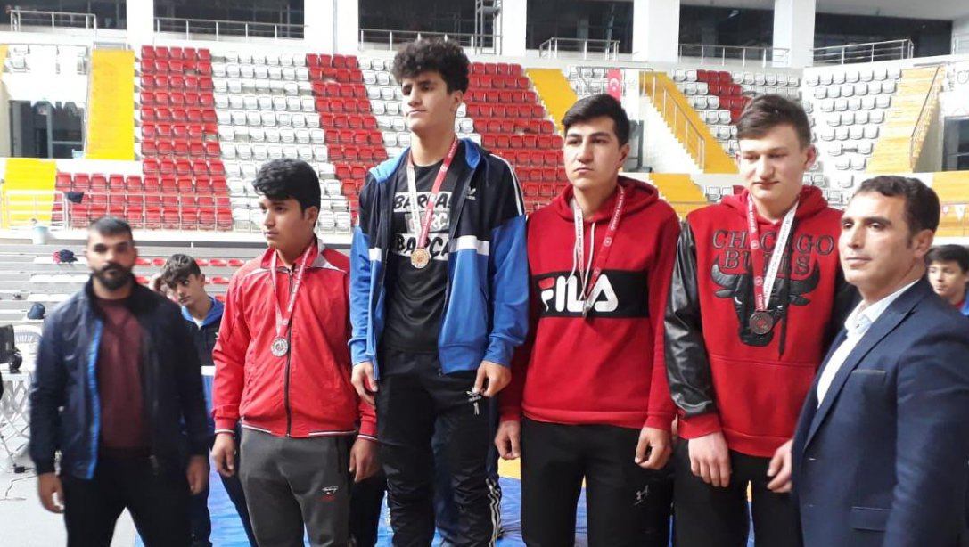 Hafik Şehit Adem Çelik Anadolu Liseli Güreşçilerimiz Okul Sporları Müsabakalarında 5 Madalya Kazandı.