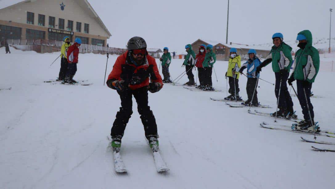 Öğrencilerimize Kayak Eğitimi Verildi
