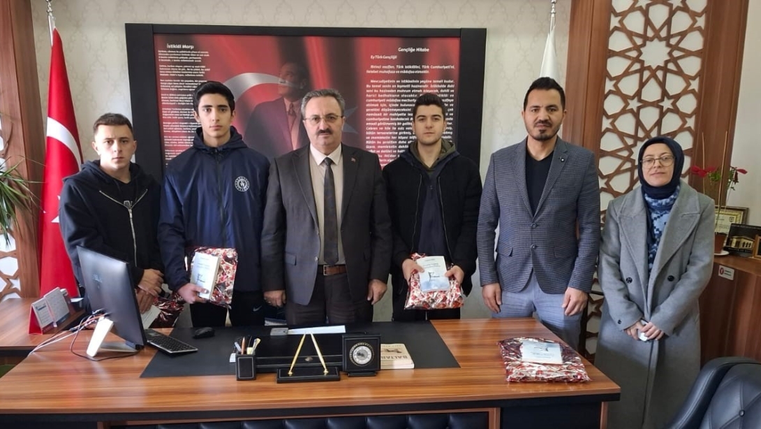 Sivas İli Genç Badminton Müsabakası İl Birinciliğini Kazanan Öğrencilerimizi Tebrik Ederiz