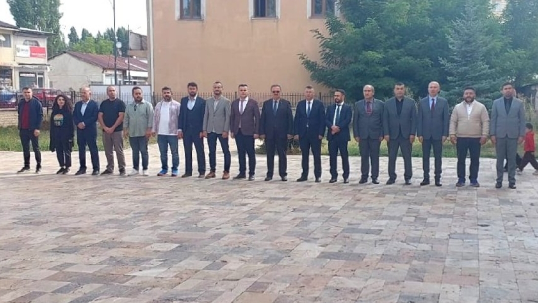 2025-2026 EĞİTİM ÖĞRETİM DÖNEMİ AÇILIŞ PROGRAMI KAPSAMINDA ÇELENK SUNMA TÖRENİ YAPILDI